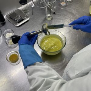 Vue du dessus d'un participant à l'atelier en train d'enlever la pate du mixeur