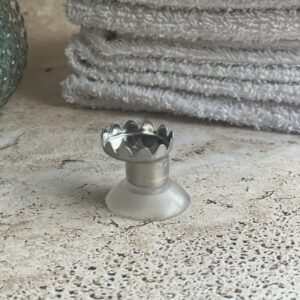 Porte savon aimanté posé sur une pierre de travertin