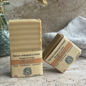 Savons en quinconces sur une pierre de travertin