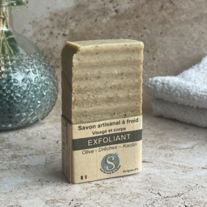 Savon debout sur une pierre de travertin