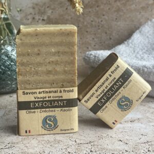 2 savons en quinconces sur une pierre de travertin