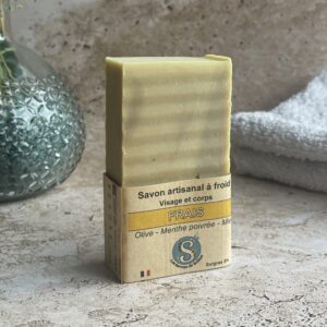 Savon debout sur une pierre de travertin