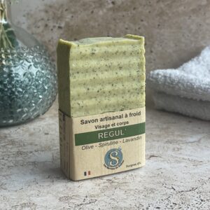 Savon debout sur une pierre de travertin