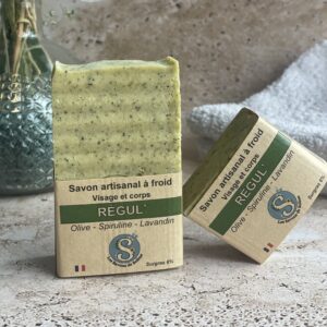 Savons en quinconces sur une pierre de travertin