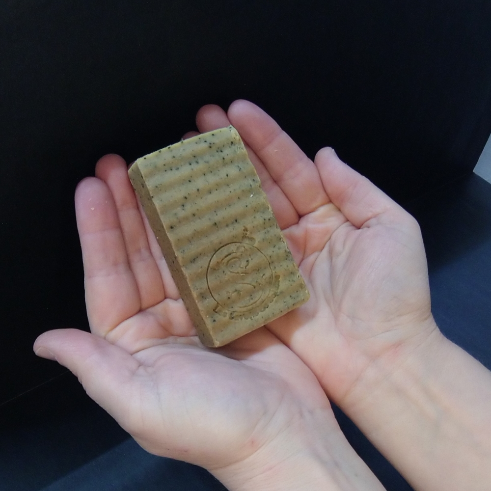 Savon dans le creux des mains ouvertes vers leciel.