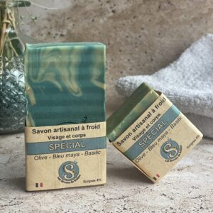 Savons bleutés en quinconces sur une pierre de travertin