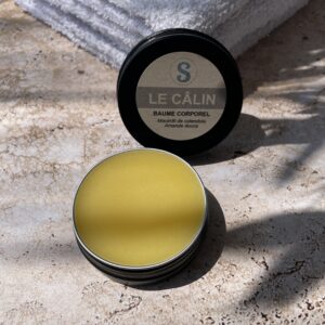 Baume jaune dans sa boite ronde noir ouverte