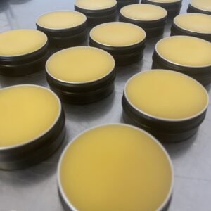 Baumes jaune dans boite ronde noire