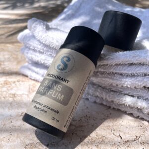 Tube noir couché sur une serviette blanche