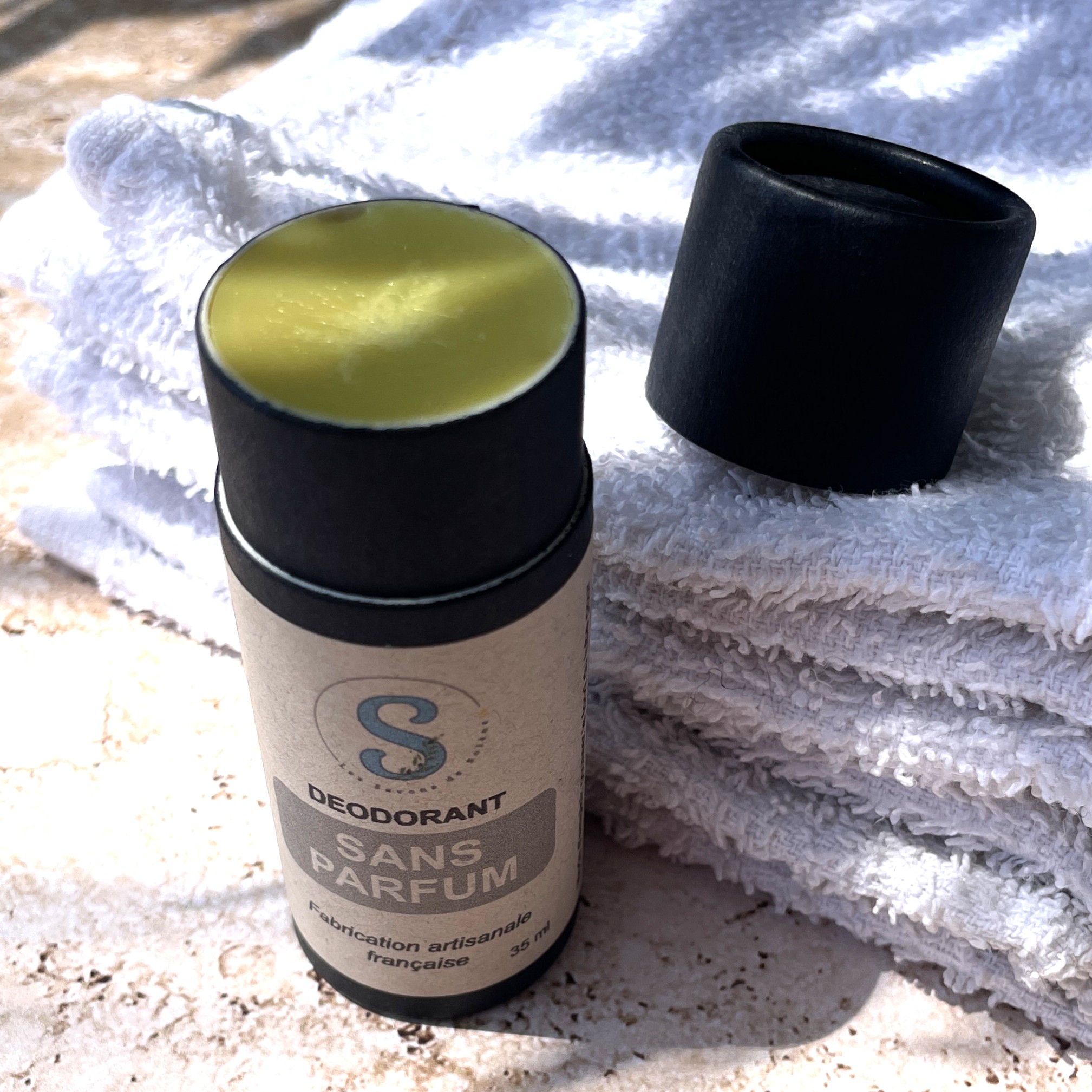 Tube noir ouvert laissant appercevoir le déodorant jaune