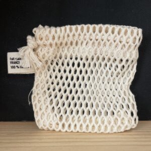 Filet à savon sur un fond noir et bois