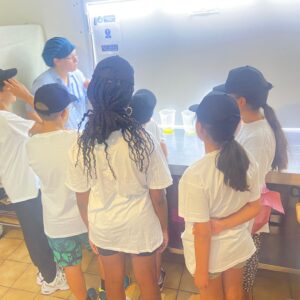 Enfants découvrant les matières premières e atelier