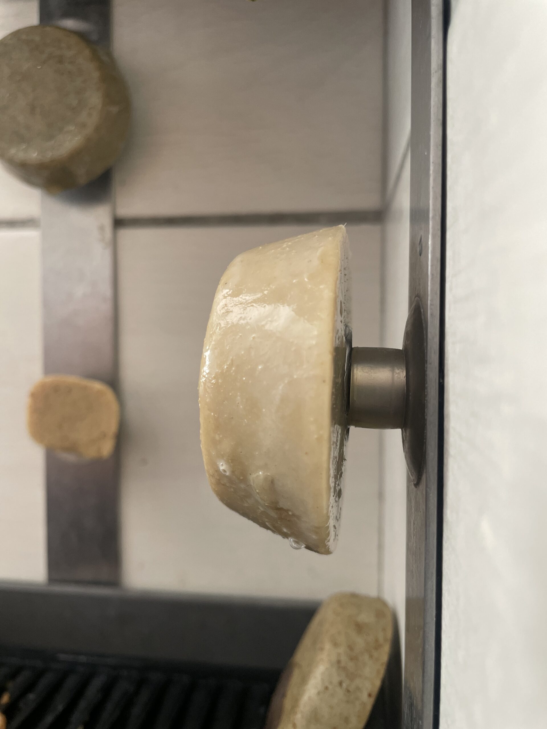 Savon sur porte savon aimanté, vue de profil