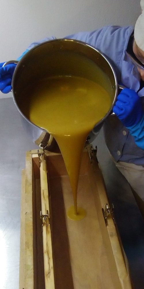 La-savonniere-coule-la-pate-a-savon-en-moule-2