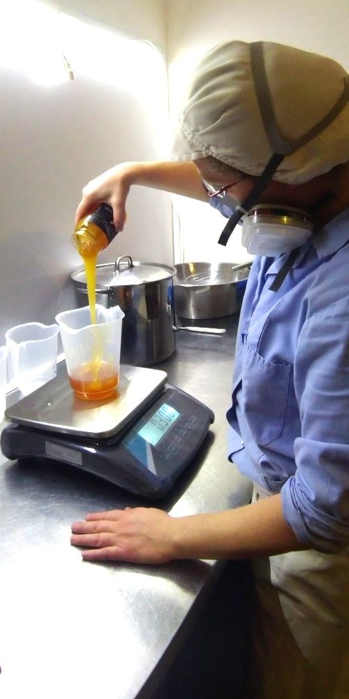 La-savonniere-verse-le-miel-dans-lapate-a-savon-2